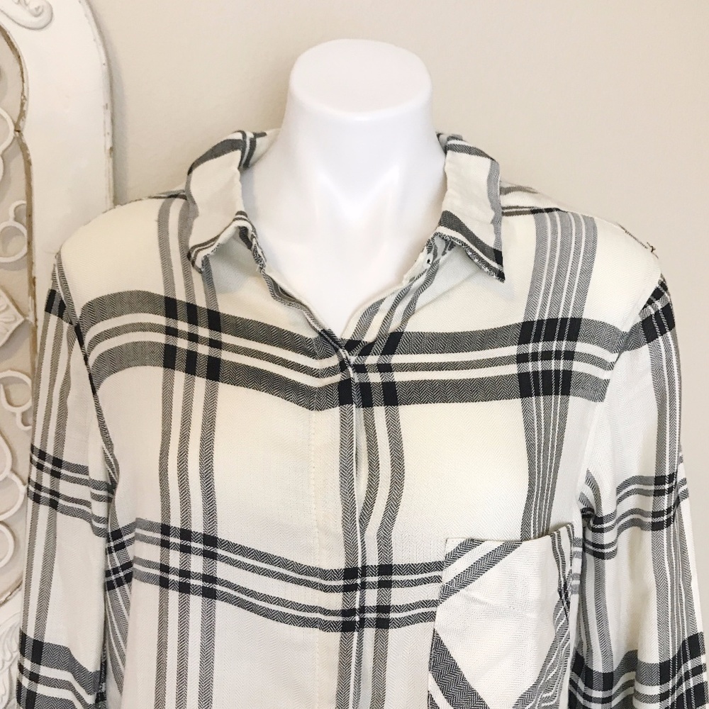 ❌SOLD❌ Hatley | Cream Black Plaid Button Down L - Picture 2 of 10